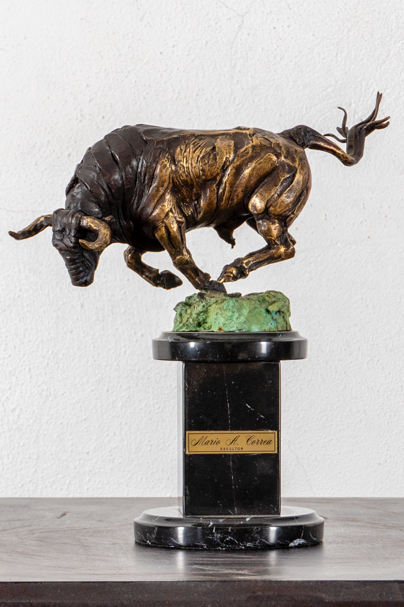 Toro en Base de Marmol